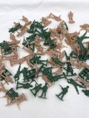 100 VTG Green & Tan Plastic Toy Soldiers Bulk Lot Figurines Military Army Men
